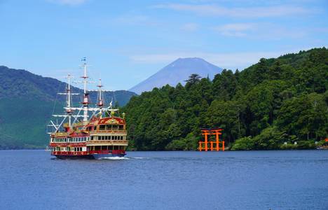 箱根芦ノ湖と海賊船