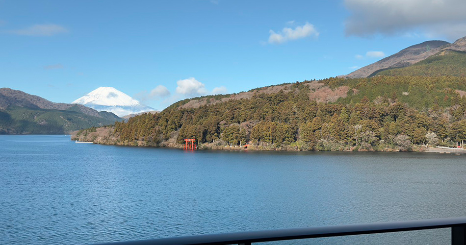 美しい芦ノ湖と雄大な富士山