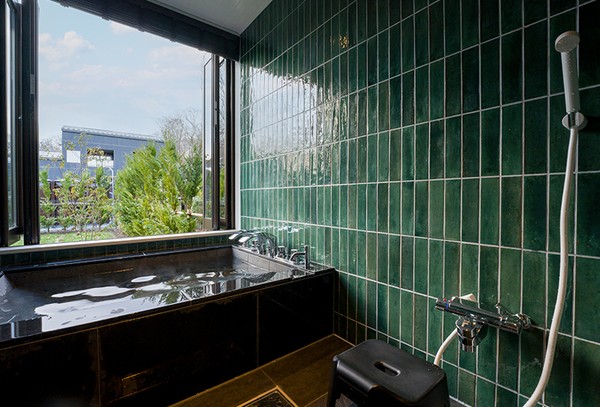 森林ビューの人工温泉の浴室